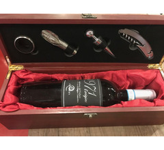 Confezione vino con set accessori personalizzabile