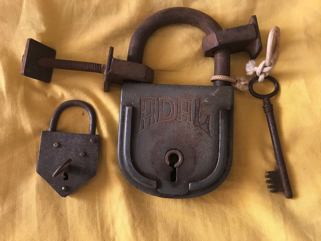 Due antichi lucchetti con chiave
