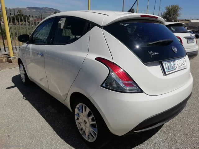 Auto - Lancia ypsilon 1.3 mjt 95 cv 5p. s&s gold