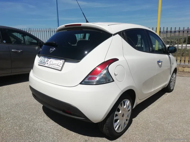 Auto - Lancia ypsilon 1.3 mjt 95 cv 5p. s&s gold