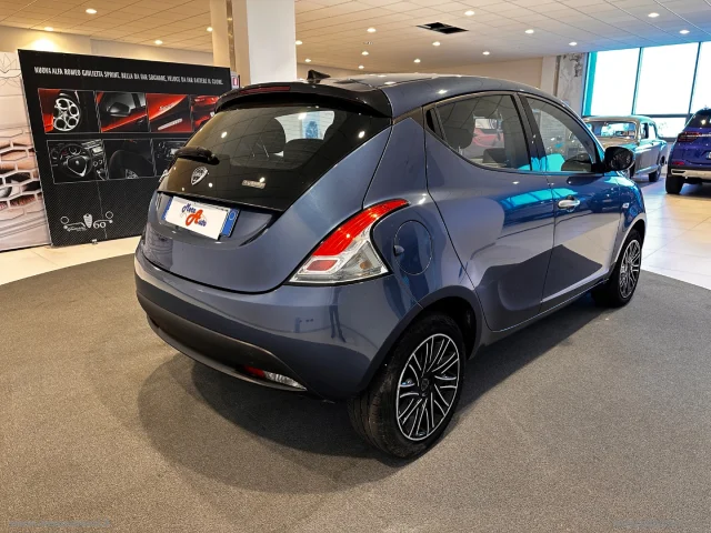 Auto - Lancia ypsilon 1.0 firefly 5p.s&s hyb. sil. pl.