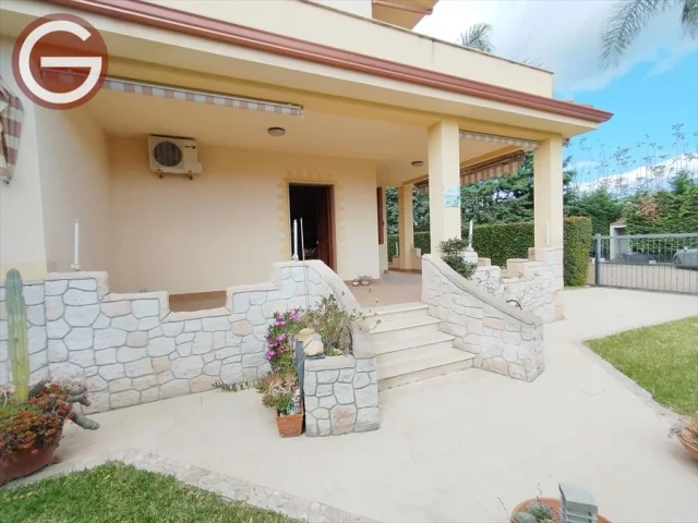 Villa bifamiliare in vendita a siderno 200 metri dal mare