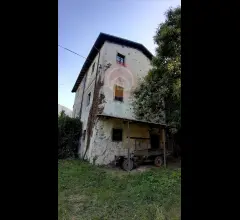 Appartamenti in Vendita - Rustico in vendita a gallicano periferia