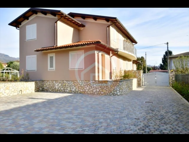 Villa bifamiliare in vendita a coreglia antelminelli centro storico