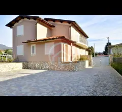 Villa bifamiliare in vendita a coreglia antelminelli centro storico