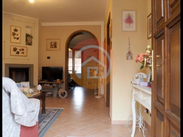 Appartamenti in Vendita - Villa bifamiliare in vendita a gallicano centro storico
