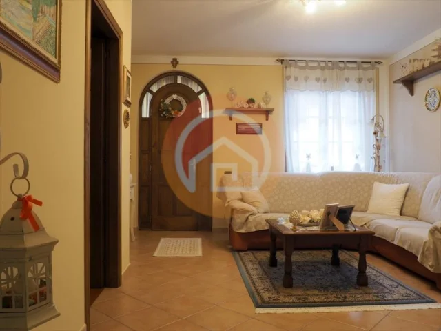 Appartamenti in Vendita - Villa bifamiliare in vendita a gallicano centro storico