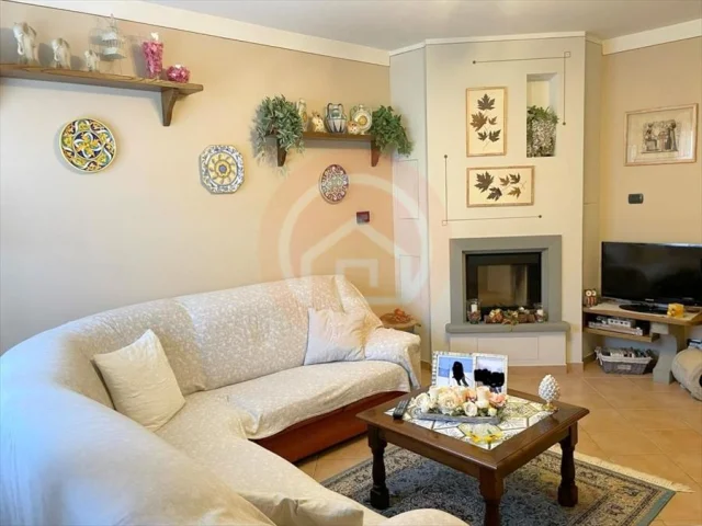 Appartamenti in Vendita - Villa bifamiliare in vendita a gallicano centro storico