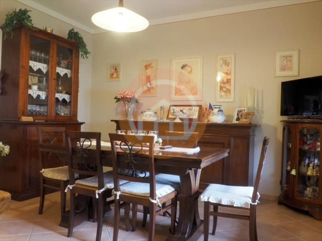 Appartamenti in Vendita - Villa bifamiliare in vendita a gallicano centro storico