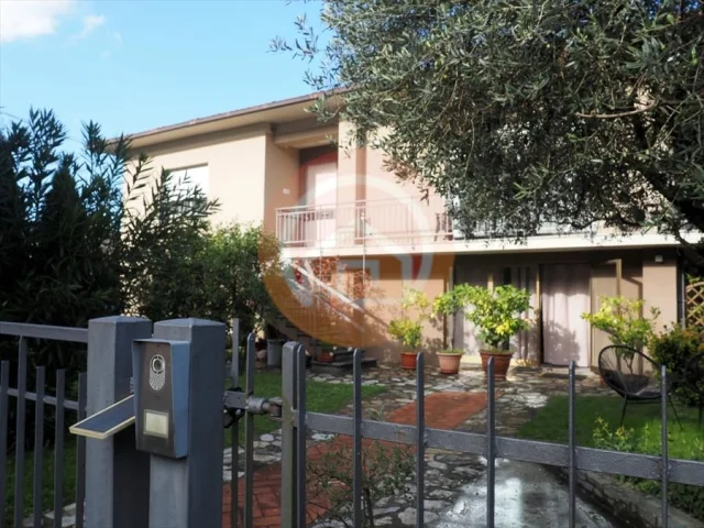 Appartamenti in Vendita - Villa in vendita a barga fornaci di barga