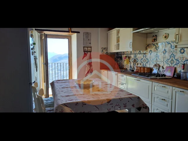 Appartamenti in Vendita - Casa indipendente in vendita a gallicano trassilico