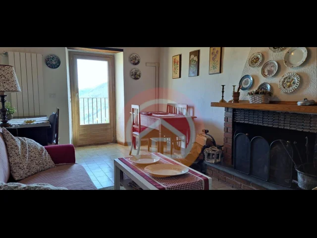 Appartamenti in Vendita - Casa indipendente in vendita a gallicano trassilico