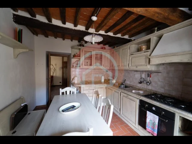 Appartamenti in Vendita - Casa indipendente in vendita a gallicano centro
