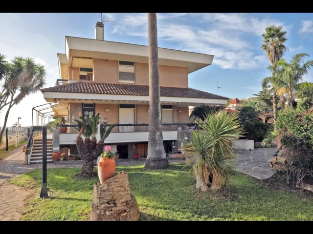 Appartamenti in Vendita - Casa indipendente in vendita a anzio lavinio mare