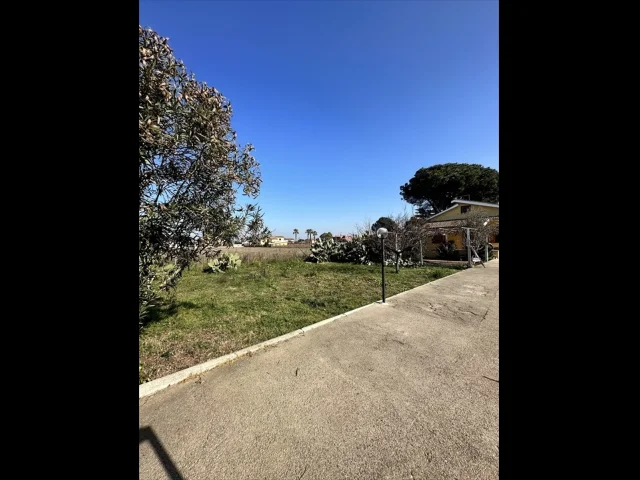 Appartamenti in Vendita - Casa indipendente in vendita a aprilia campo di carne