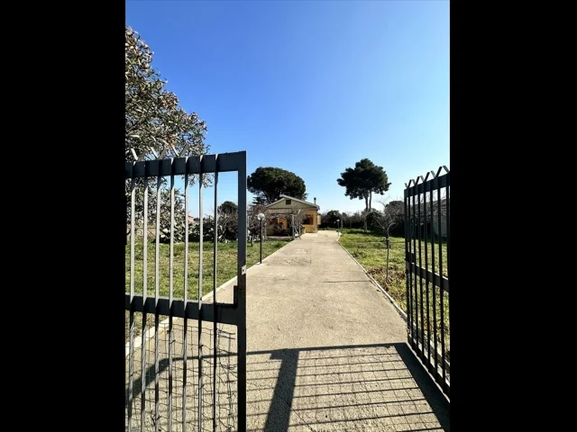 Appartamenti in Vendita - Casa indipendente in vendita a aprilia campo di carne