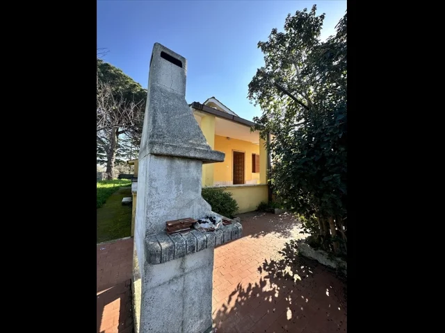 Appartamenti in Vendita - Casa indipendente in vendita a aprilia campo di carne