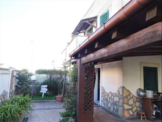 Casa indipendente in vendita a anzio colle cocchino
