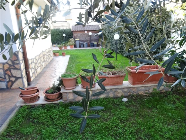 Appartamenti in Vendita - Casa indipendente in vendita a anzio colle cocchino
