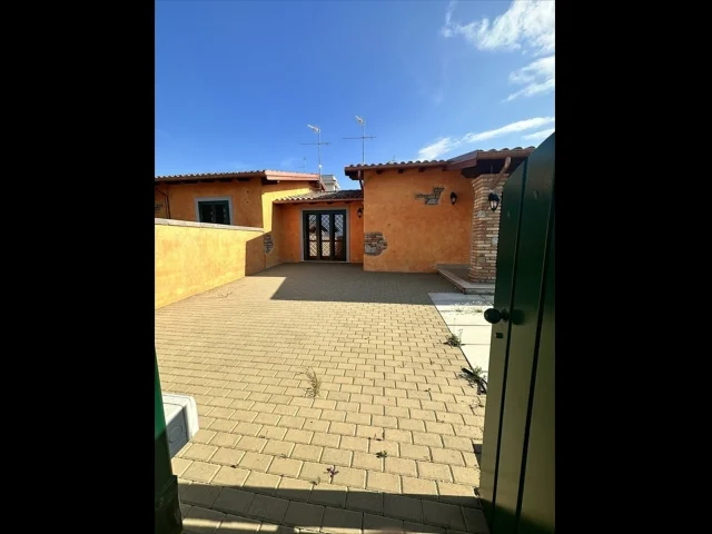 Appartamenti in Vendita - Villa bifamiliare in vendita a anzio cincinnato