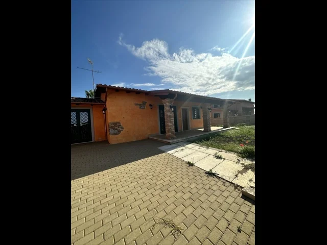 Appartamenti in Vendita - Villa bifamiliare in vendita a anzio cincinnato