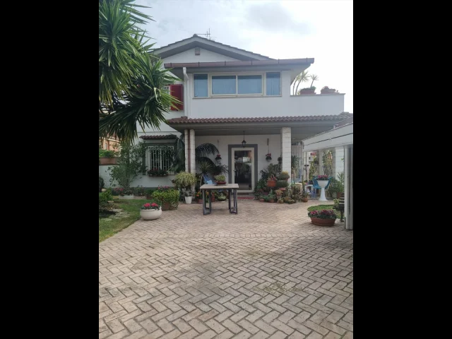 Appartamenti in Vendita - Villa in vendita a anzio lavinio