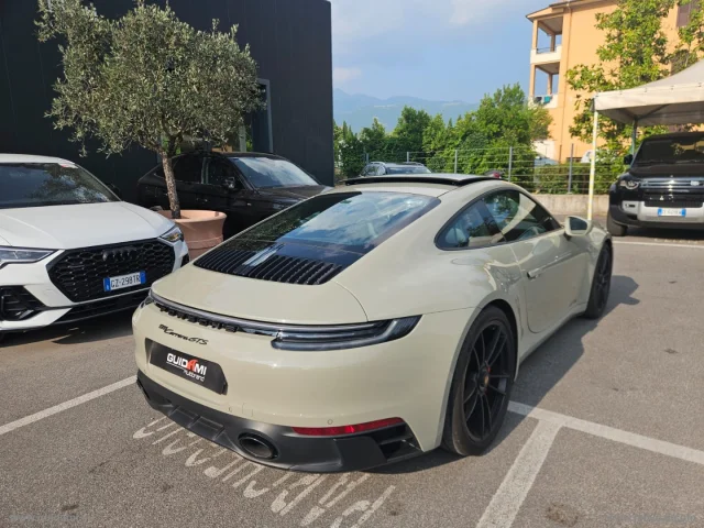 Auto - Porsche 911 carrera gts