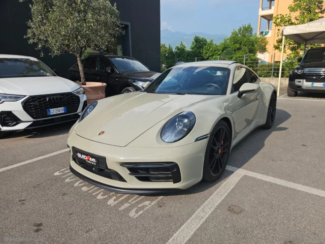 Auto - Porsche 911 carrera gts