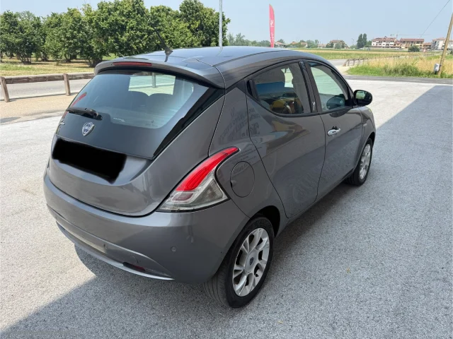 Auto - Lancia ypsilon 1.3 mjt 95 cv 5p. s&s silver