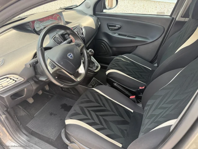Auto - Lancia ypsilon 1.3 mjt 95 cv 5p. s&s silver