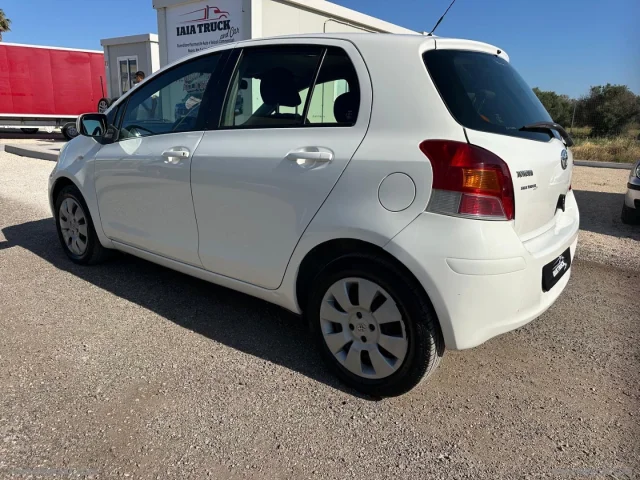 Auto - Toyota yaris 1.0 5p.