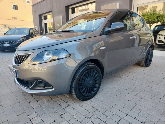Lancia ypsilon 1.0 firefly 5ps&s hybrid silver