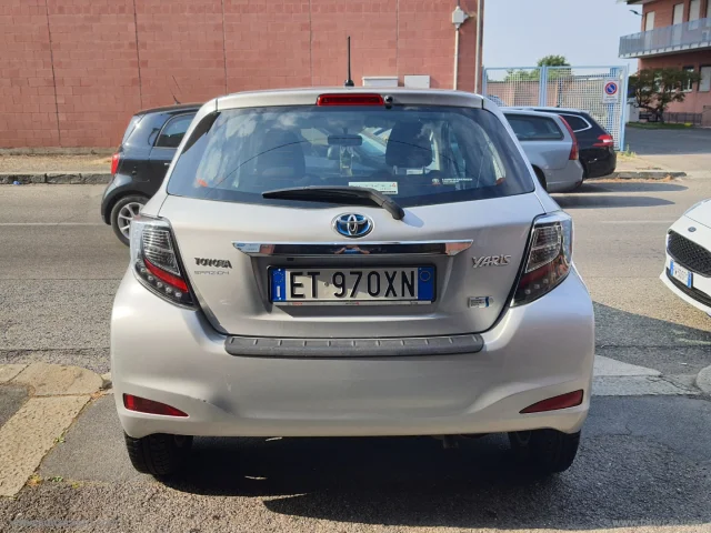 Auto - Toyota yaris 1.5 hybrid 5p. lounge