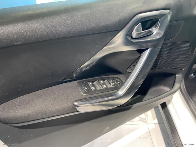 Auto - Peugeot 2008 1.6 e-hdi 115 cv s&s féline