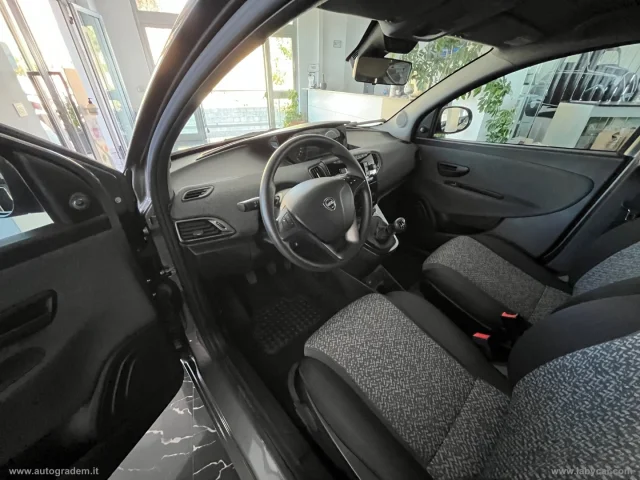 Auto - Lancia ypsilon 1.0 firefly 5p.s&s hybrid silver