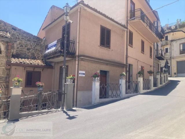 Appartamenti in Vendita - Casa indipendente in vendita a cammarata zona centro