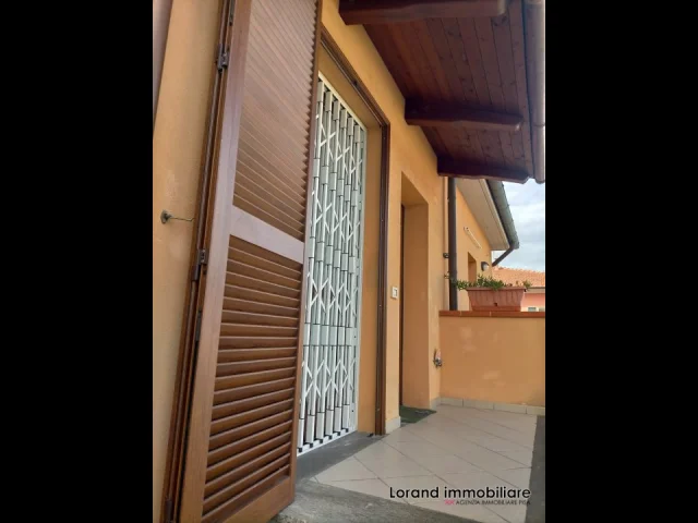 Appartamenti in Vendita - Appartamento, 3 vani con resede