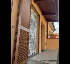 Appartamenti in Vendita - Appartamento, 3 vani con resede