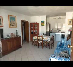 Appartamenti in Vendita - Appartamento, 3 vani con resede