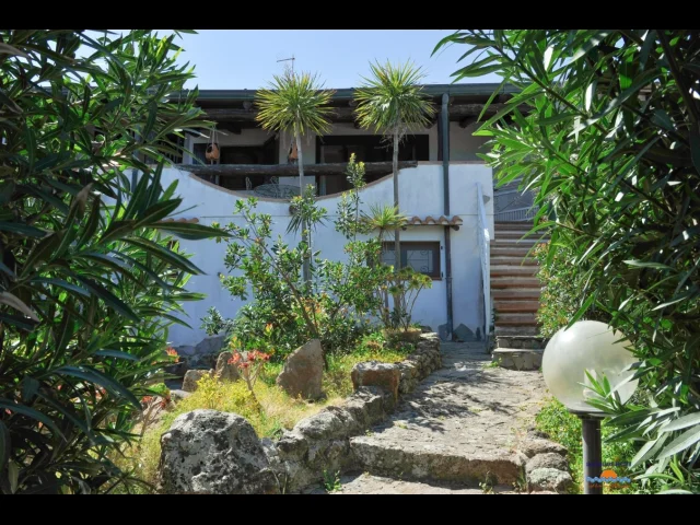 Appartamenti in Vendita - Villa esclusiva vista mare a 400 mt dalla spiaggia