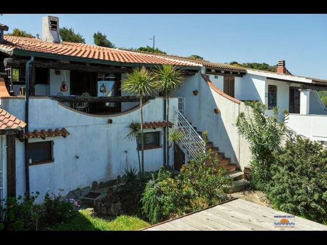 Appartamenti in Vendita - Villa esclusiva vista mare a 400 mt dalla spiaggia