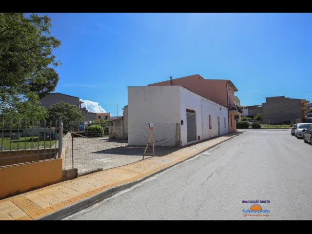 Appartamenti in Vendita - Casa indipendente da ristrutturare con terreno