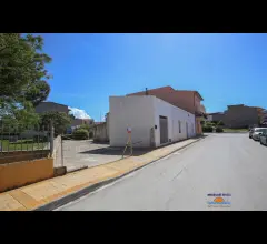 Appartamenti in Vendita - Casa indipendente da ristrutturare con terreno