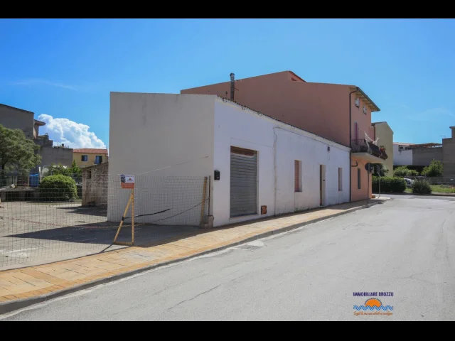 Appartamenti in Vendita - Casa indipendente da ristrutturare con terreno