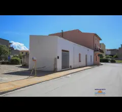 Appartamenti in Vendita - Casa indipendente da ristrutturare con terreno