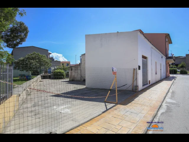 Appartamenti in Vendita - Casa indipendente da ristrutturare con terreno