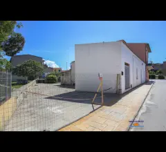 Appartamenti in Vendita - Casa indipendente da ristrutturare con terreno