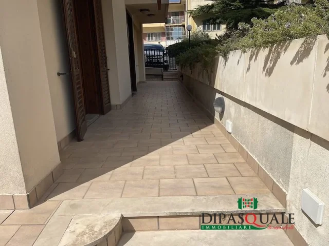 Piano terra autonomo con verande zona viale europa