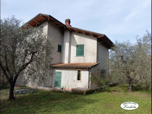 Semindipendente con terreno nella piana di castelnuovo magra