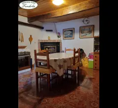 Appartamenti in Vendita - Terratetto con terreni nel paese di posterla.